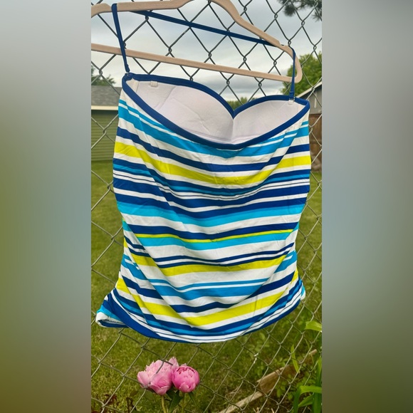 Tommy Bahama Swim Top - Beautiful stripes - Very flattering. XL - Full Bra - Picture 4 of 6